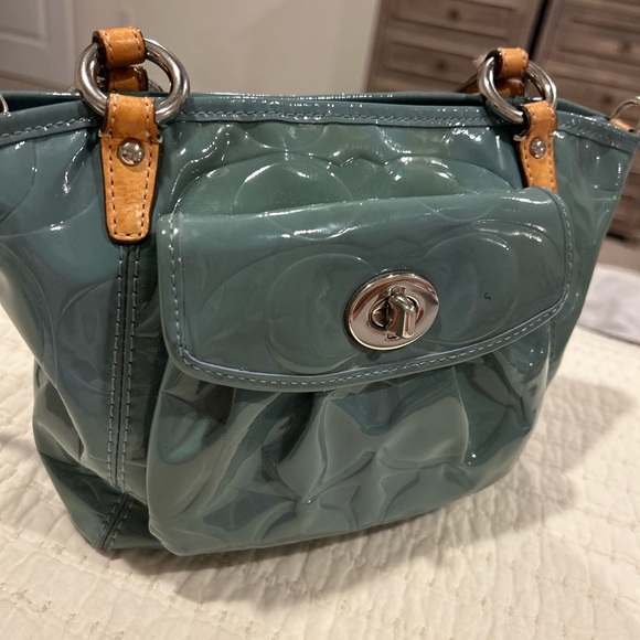 This Coach signature embossed Leah patent leather tote shoulder bag enamel green - Picture 6 of 8